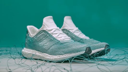 Adidas海洋塑料运动鞋